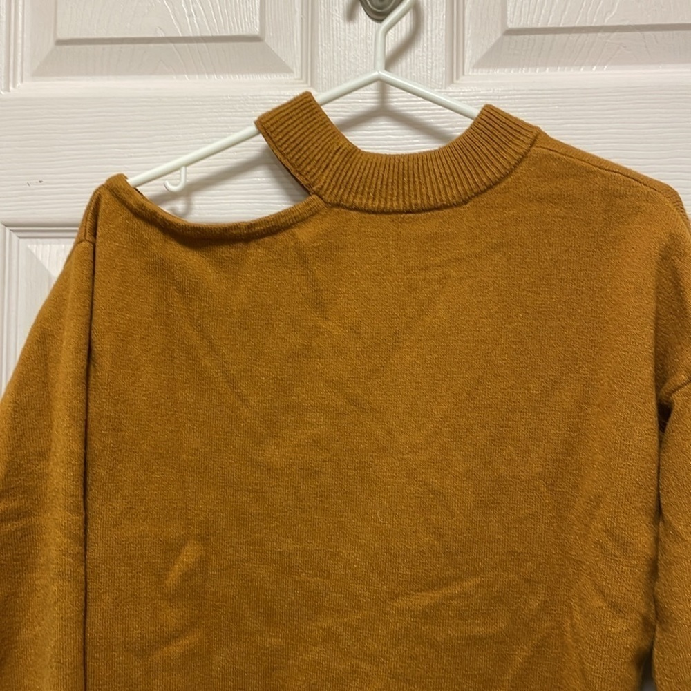 LE CHATEU | Cut Out Shoulder | Tan | Crewneck | Long Sleeve Sweater | Size L - Picture 4 of 11